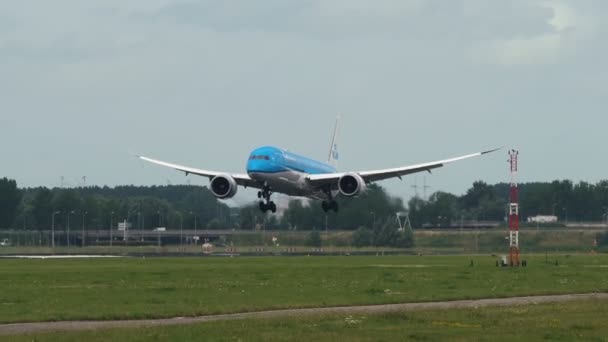 Boeing 787 авиакомпании KLM прибыл в аэропорт Схипхол — стоковое видео