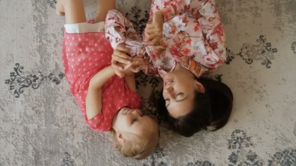 Top view of young mother with little daughter playing on the floor — Stock Video