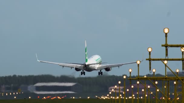 Приближается Boeing 737 компании "Трансавиа" — стоковое видео