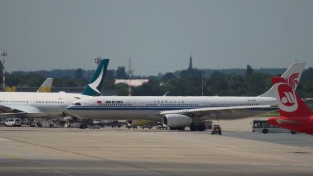 Schleppen des Airbus A330-343 von Air China Airlines — Stockvideo