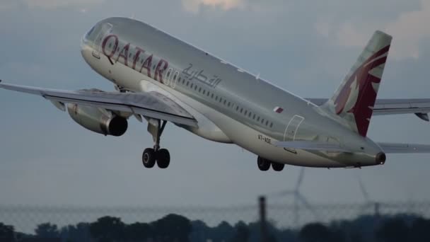 Airbus A320-232 av Qatar airways lyfta upp — Stockvideo
