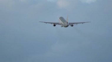 Havaalanından sonra yukarı kaldırarak uçak havalandı