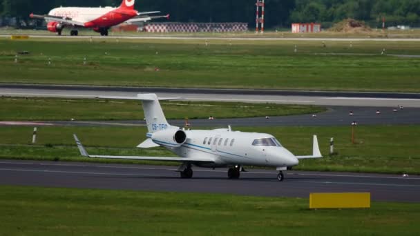 Learjet 40 gurulás a düsseldorfi nemzetközi repülőtér — Stock videók