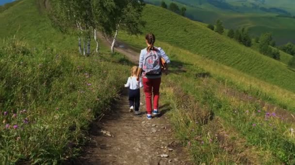 Γυναίκα και το μικρό κορίτσι σε διακοπές στα βουνά — Αρχείο Βίντεο