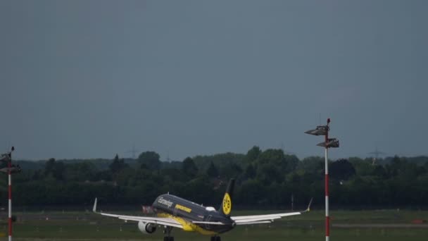 Airbus A320 Borussia Dortmund üniforma çıkar — Stok video