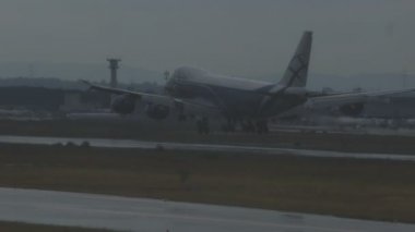 Boeing 747 Airbridge kargo ile şiddetli yağmur iniş