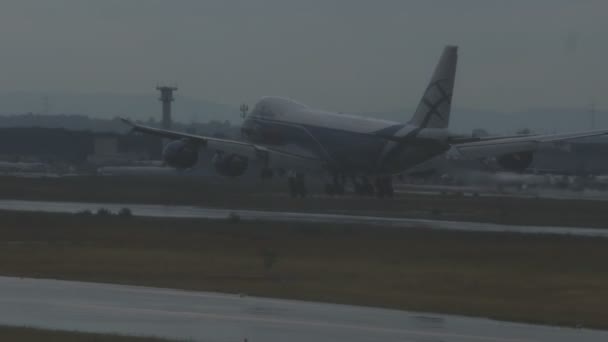 Boeing 747 van Airbridge Cargo landing door de zware regen — Stockvideo