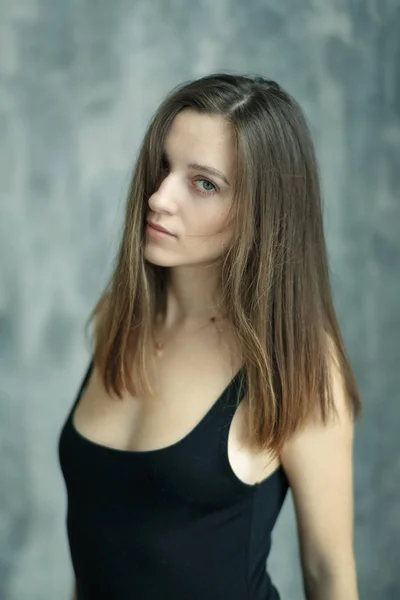 Close Retrato Menina Bonita Jovem Com Cabelos Longos Escuros Camisa — Fotografia de Stock