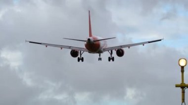 Easy Jet akşamları Schiphol Havalimanı'na yaklaşıyor, Airbus A320