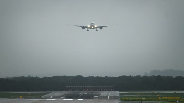 Kommersiella flygplan närmar sig till flygplatsen tidigt på morgonen — Stockvideo