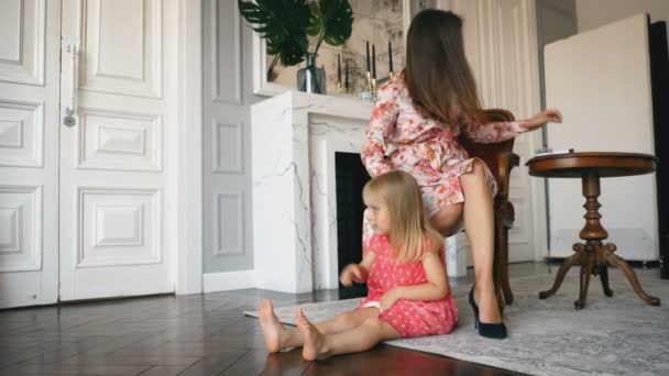 Vrouw plaits de vlecht van haar dochtertje. — Stockvideo