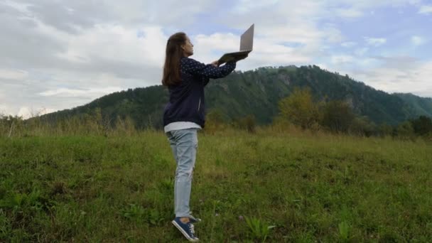 Νεαρή Γυναίκα Freelancer Laptop Στα Χέρια Της Προσπαθεί Συνδεθεί World — Αρχείο Βίντεο