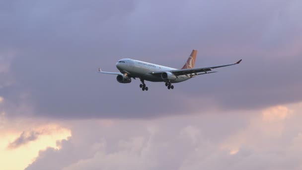 Airbus A330 τουρκική φορτίου στην τελική προσέγγιση στο sunrise — Αρχείο Βίντεο