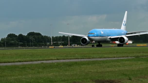 Boeing 777 της Klm airlines έρχεται από το διάδρομο — Αρχείο Βίντεο