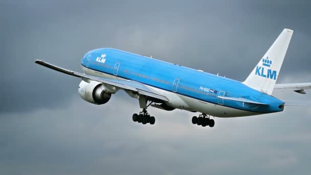 Boeing 777 de KLM Airlines acaba de despegar — Vídeo de stock