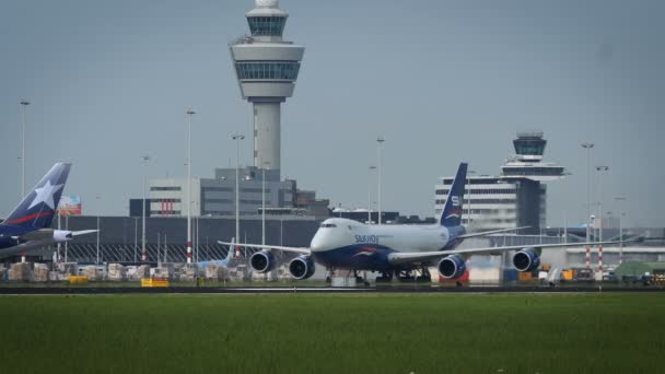 Μετάξι τρόπο Αζερμπαϊτζάν φορτίου Boeing 747 τροχοδρόμησης — Αρχείο Βίντεο