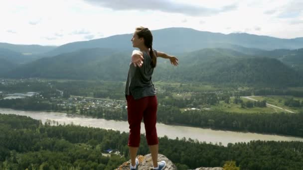 Mujer con brazos levantados en la cima de la montaña — Vídeos de Stock