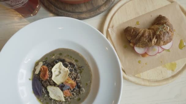 Concept de repas et de loisirs - petit déjeuner à table avec nourriture — Video