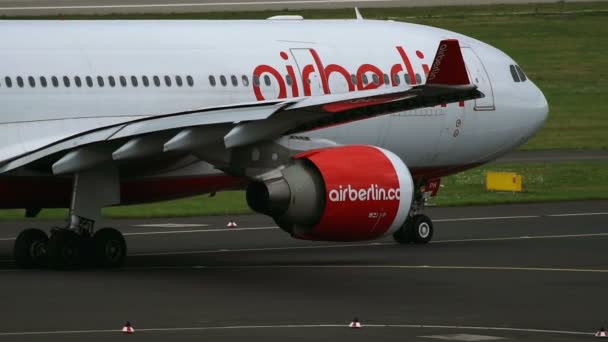 Närbild av Airbus A330 för Air Berlin flygbolag taxning — Stockvideo