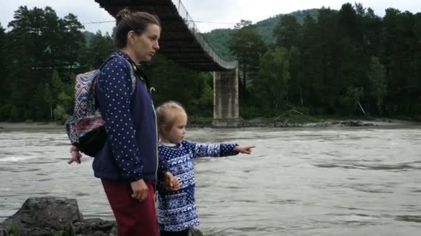 Kadın ve nehir kıyısında küçük kız — Stok video