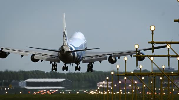 Boeing 747 des compagnies aériennes de fret Air Bridge atterrissant — Video