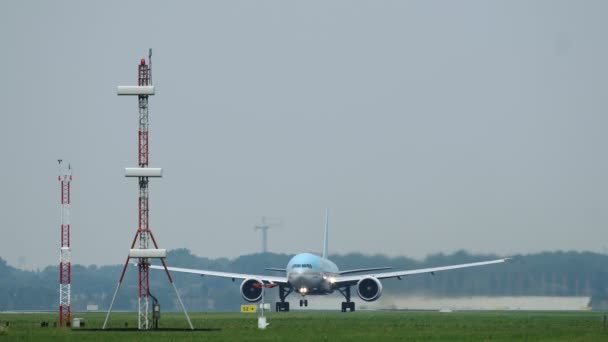 Starten av Boeing 777 av Korean Air flygbolag på flygplatsen Schiphol — Stockvideo