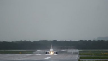 Ticari jet uçağı Havaalanı alır