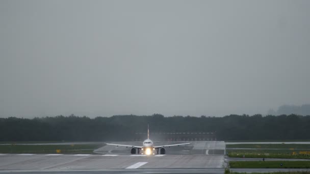 Avión comercial despega aeropuerto — Vídeos de Stock