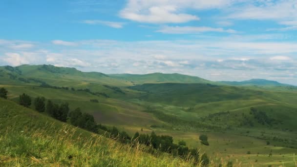 Pan tiro de belos cumes de montanha verde — Vídeo de Stock