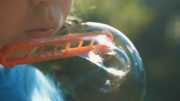 Niña soplando burbujas de jabón — Vídeos de Stock