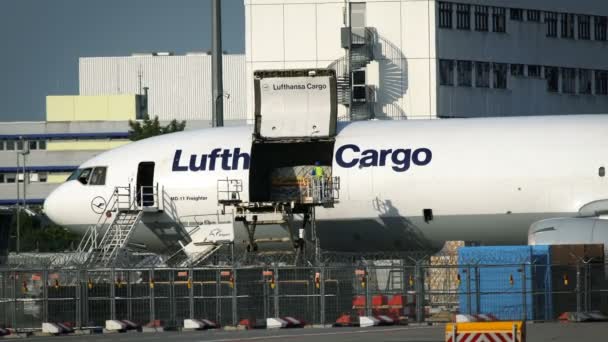 Lufthansa Cargo McDonnell Douglas MD-11 descarga no aeroporto de Frankfurt am Main — Vídeo de Stock