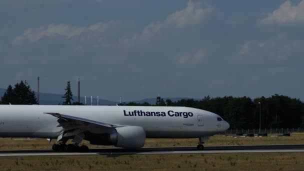 Boeing 777-FBT компании Lufthansa Cargo taxiing — стоковое видео