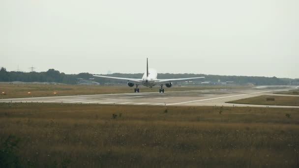 Twin motor flygplan närmar sig till flygplatsen tidigt på morgonen — Stockvideo