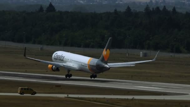 Boeing 767 de las aerolíneas Condor aterrizando — Vídeo de stock
