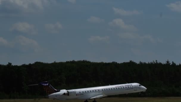Bombardier CRJ-900LR acelera e decola — Vídeo de Stock