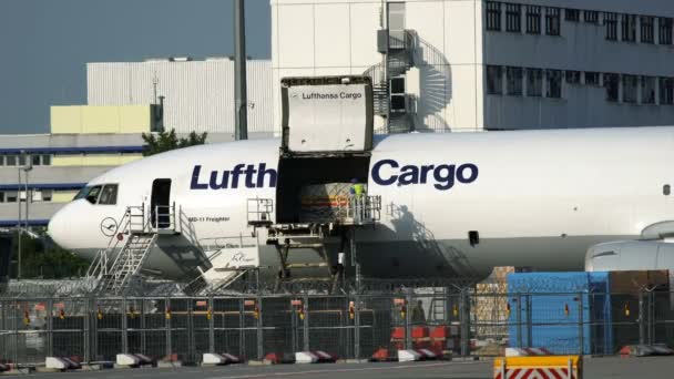 Lufthansa cargo mcdonnell douglas md-11 beim Entladen am Flughafen Frankfurt am Main — Stockvideo