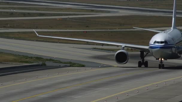 Airbus A330 Air China pojíždění ve Frankfurtu nad Mohanem letiště — Stock video