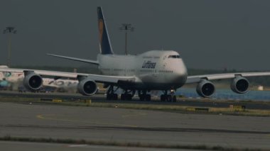 Boeing 747, Frankfurt am Main Hava alanında Taksilemek Lufthansa Havayolları