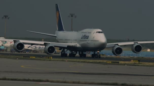 Boeing 747 авиакомпании Lufthansa выполняет такси во Франкфурте-на-Майне — стоковое видео