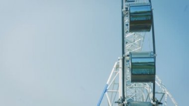 Mavi gökyüzüne karşı dönme dolap