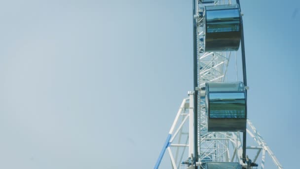 Ferris wheel against blue sky — Stock Video