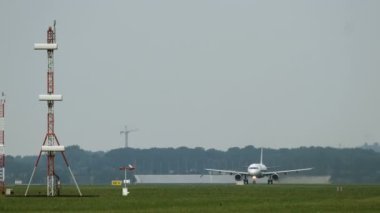 Hava alanında ticari jet uçağı çıkartıyor