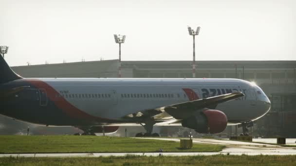 Boeing 767-33a-Er Azur Air pojíždění na slunci — Stock video