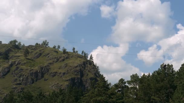 Trolley - Zip-lijn-over de vallei in de bergen — Stockvideo