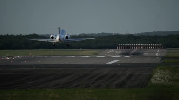 Двухмоторный коммерческий самолет приближается к аэропорту — стоковое видео