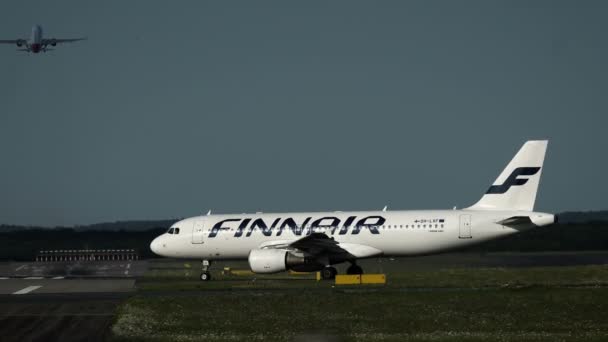 Close-up van de Airbus A320 van Finnair luchtvaartmaatschappijen taxiën — Stockvideo
