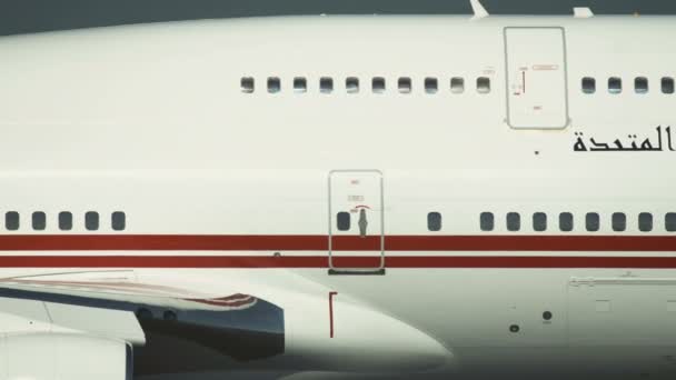 Fusoliera primo piano del Boeing 747 degli Emirati Arabi Uniti — Video Stock