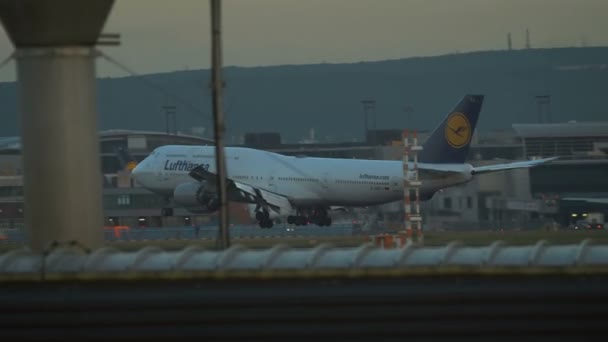 Jumbojet Boeing 747 da Lufthansa se aproxima ao nascer do sol — Vídeo de Stock