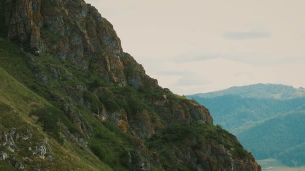 Panorámica de hermosas crestas verdes de montaña — Vídeos de Stock