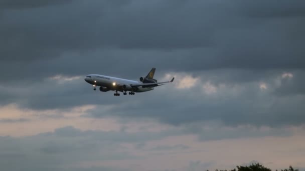 Lufthansa cargo mcdonnell douglas md-11 nähert sich dem Sonnenaufgang — Stockvideo